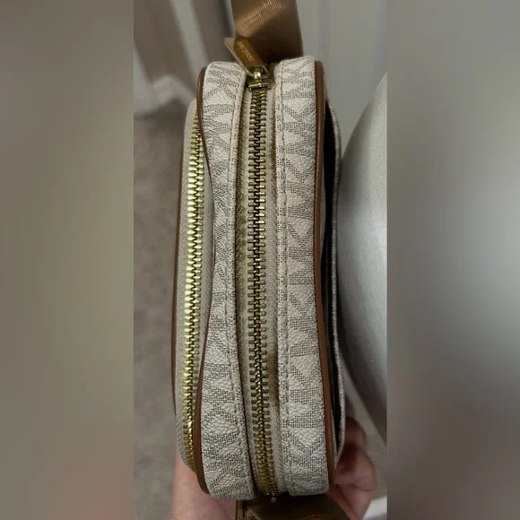 MICHAEL KORS JET SET Crossbody Bag. Pre Owned. - Picture 6 of 6